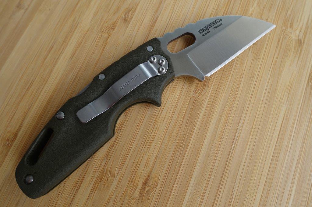 Čepel je vyrobena z oceli AUS 8A a dále je nůž vybaven kovovým klipsem, který lze přehodit i na druhou stranu rukojeti.